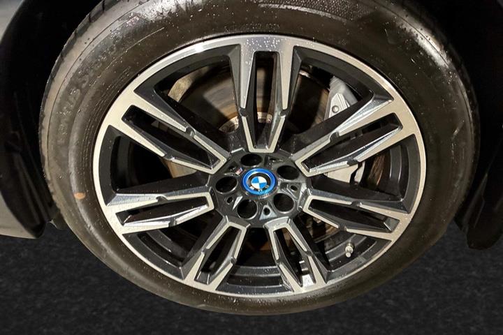 Sort BMW i5 fra 2025