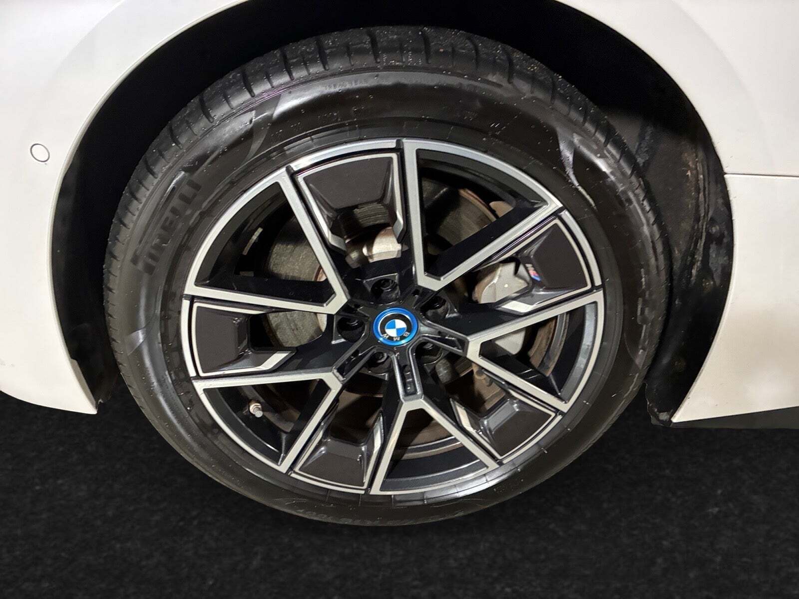 Hvid BMW i4 fra 2024
