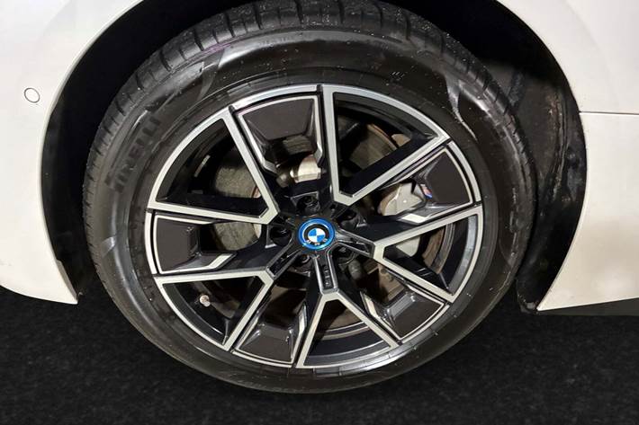Hvid BMW i4 fra 2024