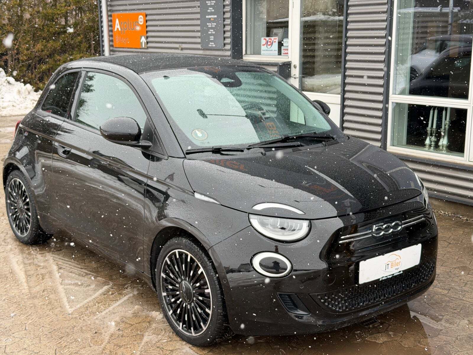 Sort Fiat 500e fra 2021 set udefra