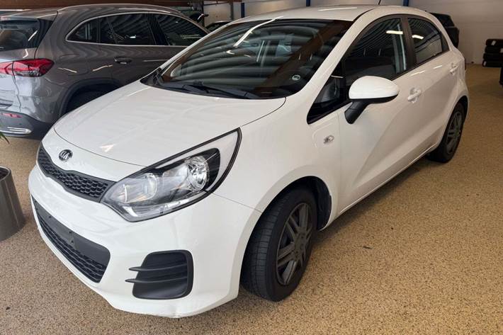 Hvid Kia Rio fra 2015 set udefra