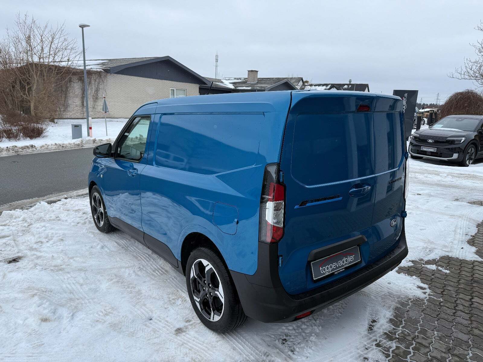 Blå Ford E-Transit Courier fra 2026