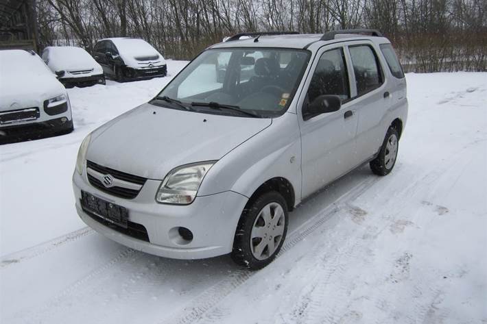 Sølv Suzuki Ignis fra 2004 set udefra