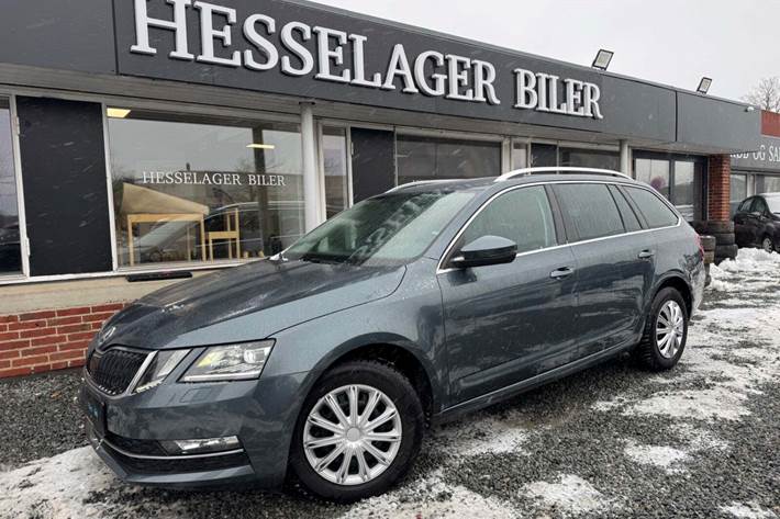 Grå Skoda Octavia fra 2019 set udefra