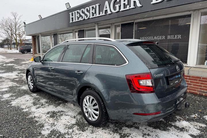 Grå Skoda Octavia fra 2019