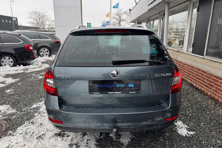 Grå Skoda Octavia fra 2019