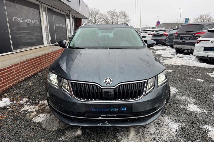 Grå Skoda Octavia fra 2019