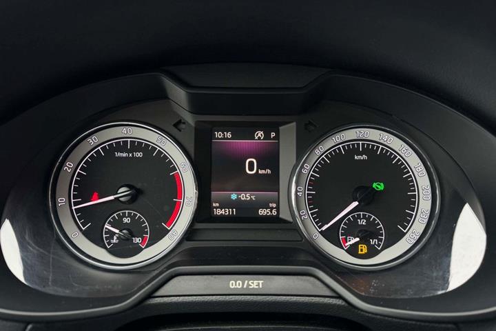 Grå Skoda Octavia fra 2019