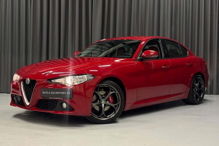 Rød Alfa Romeo Giulia fra 2016