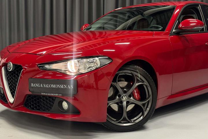 Rød Alfa Romeo Giulia fra 2016 set udefra