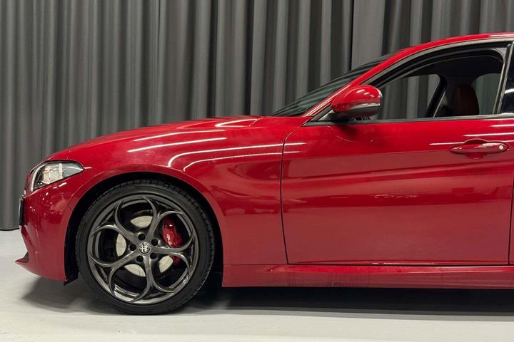 Rød Alfa Romeo Giulia fra 2016