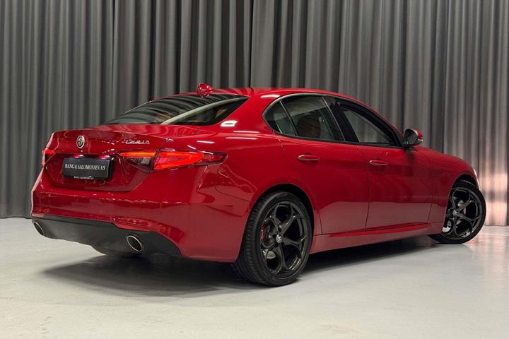 Rød Alfa Romeo Giulia fra 2016