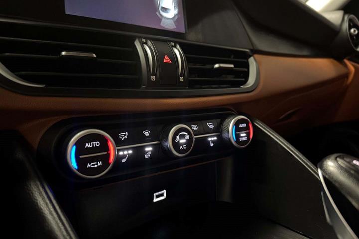Rød Alfa Romeo Giulia fra 2016