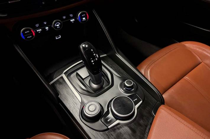 Rød Alfa Romeo Giulia fra 2016