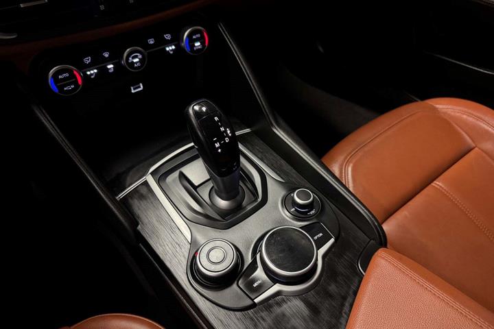 Rød Alfa Romeo Giulia fra 2016