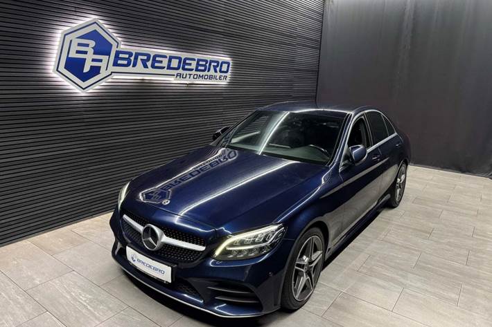 Blå Mercedes C220 d fra 2019 set udefra