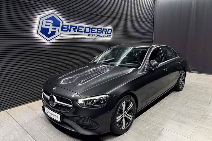 Grå Mercedes C200 fra 2022 set udefra