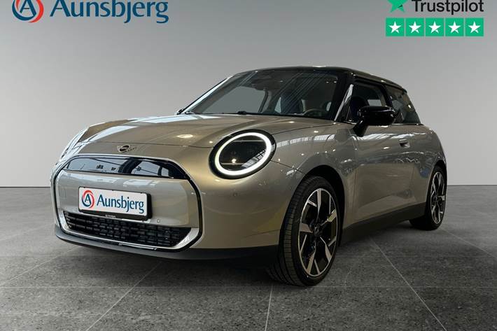 Sølv Mini Cooper E fra 2024 set udefra