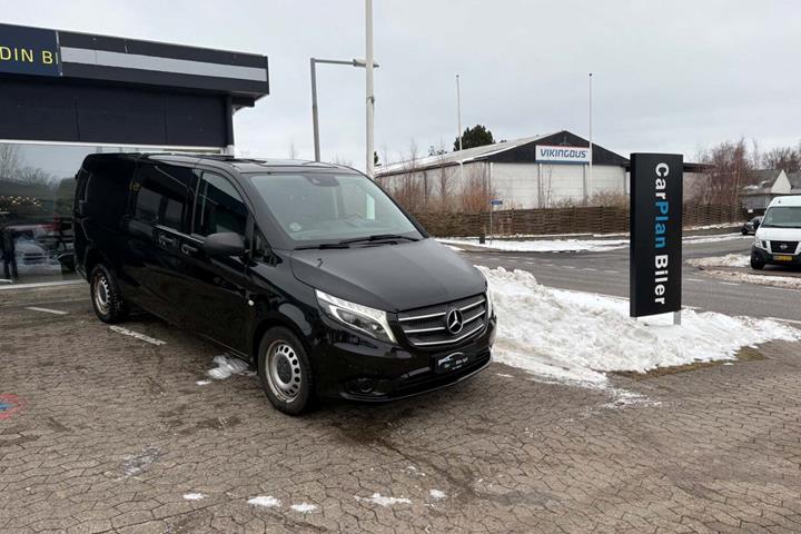 Hvid Mercedes Vito 119 fra 2020 set udefra