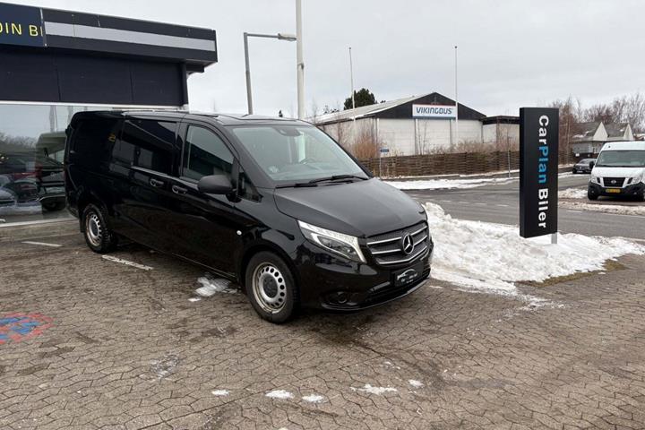 Hvid Mercedes Vito 119 fra 2020 set udefra