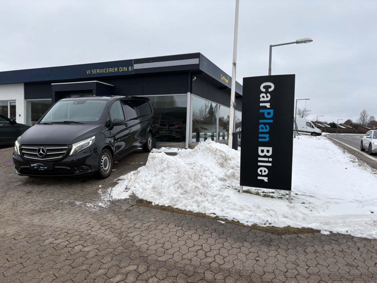 Hvid Mercedes Vito 119 fra 2020 set udefra