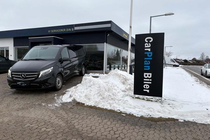 Hvid Mercedes Vito 119 fra 2020 set udefra