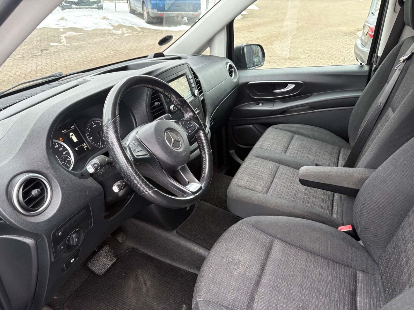 Hvid Mercedes Vito 119 fra 2020 set indefra