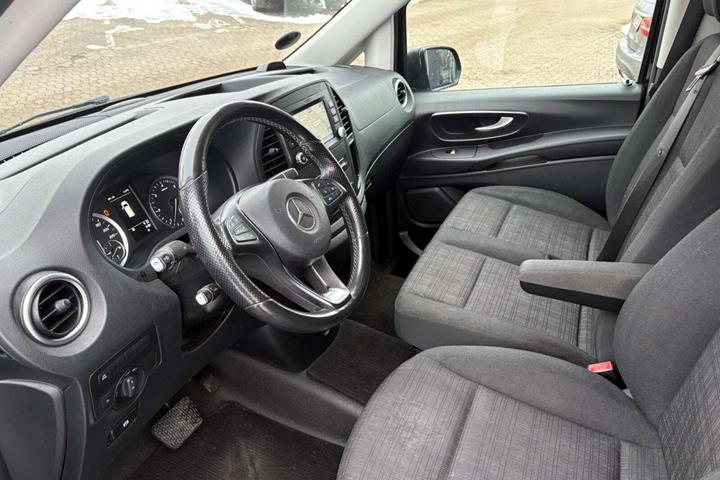 Hvid Mercedes Vito 119 fra 2020 set indefra