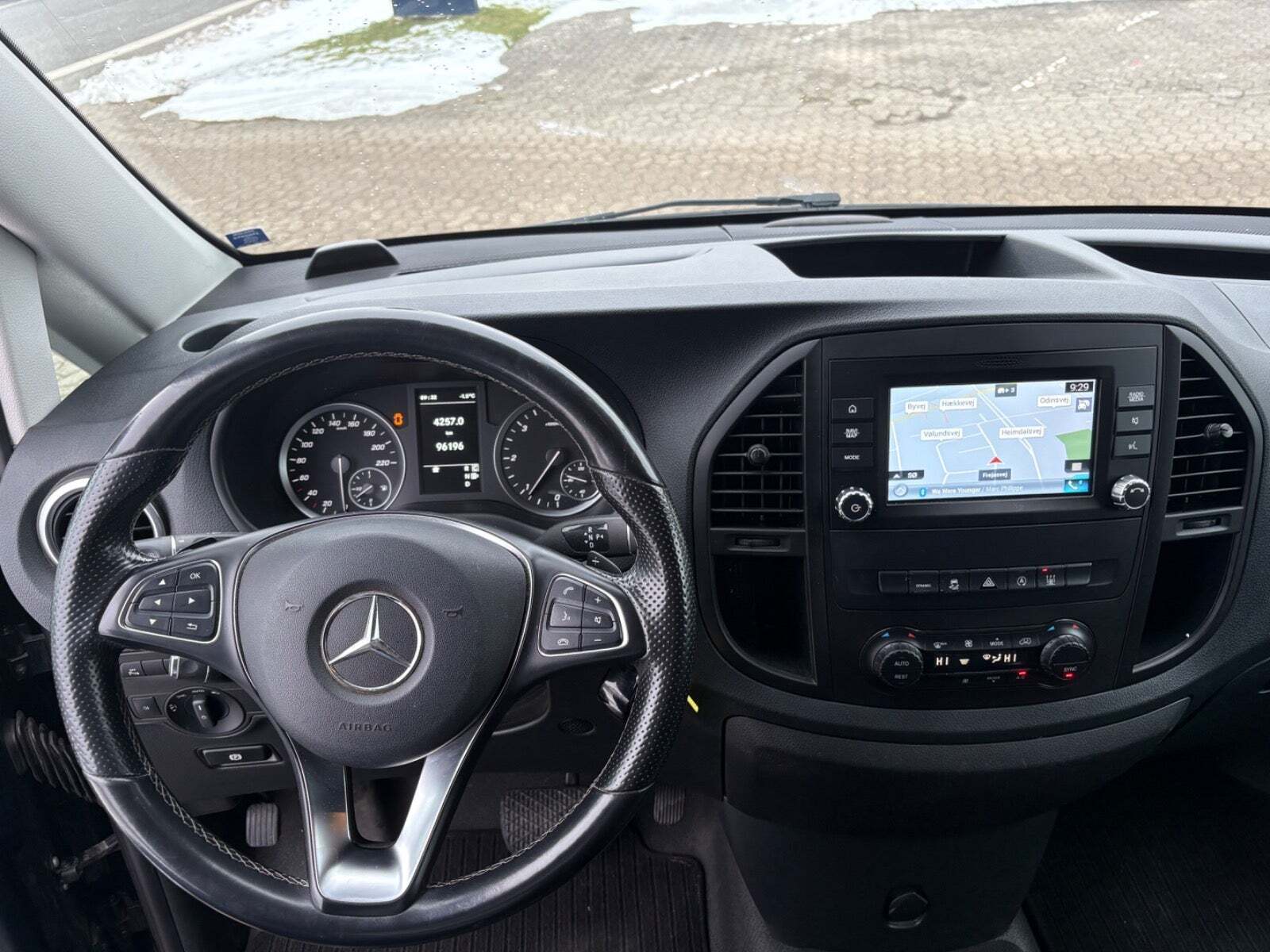 Hvid Mercedes Vito 119 fra 2020 set indefra