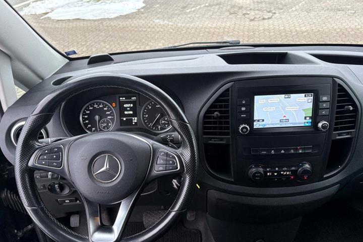 Hvid Mercedes Vito 119 fra 2020 set indefra