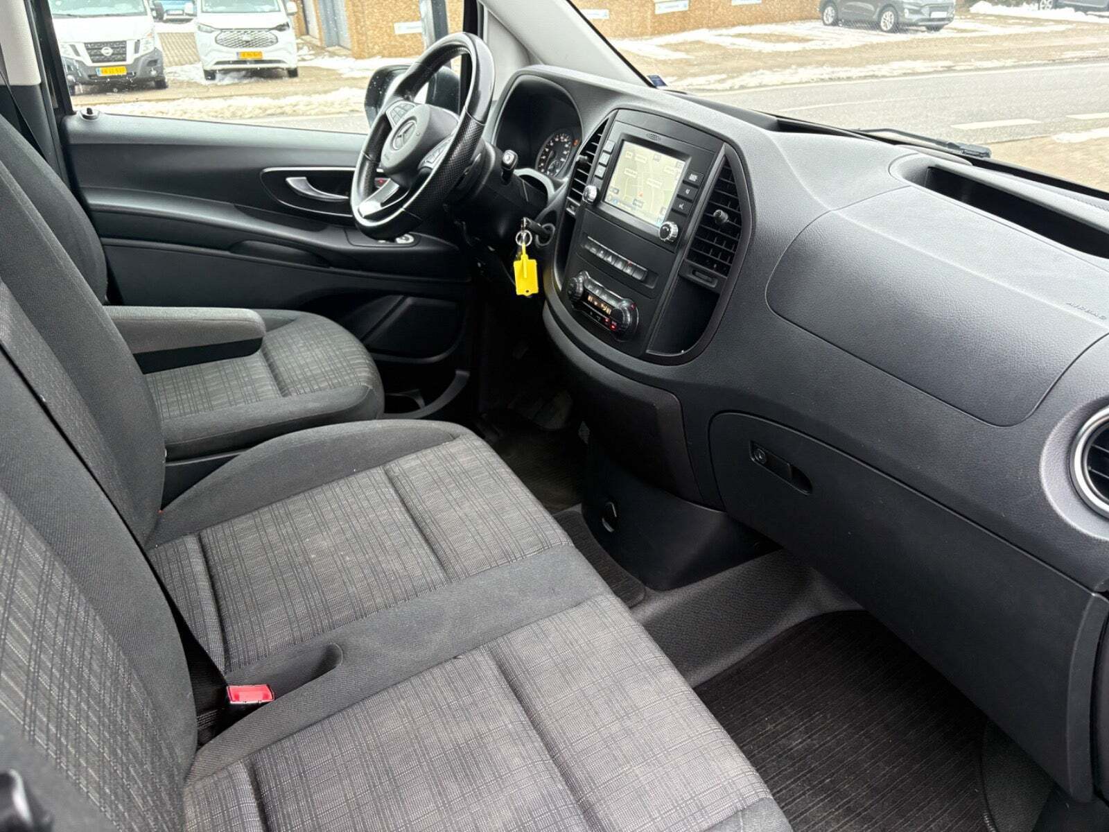 Hvid Mercedes Vito 119 fra 2020 set indefra