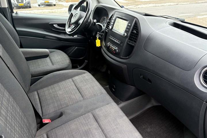 Hvid Mercedes Vito 119 fra 2020 set indefra