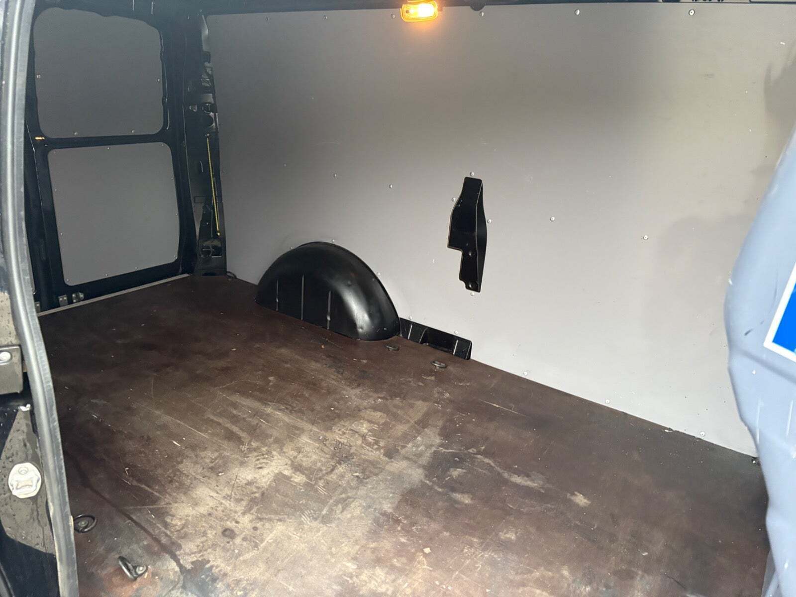Hvid Mercedes Vito 119 fra 2020 set udefra