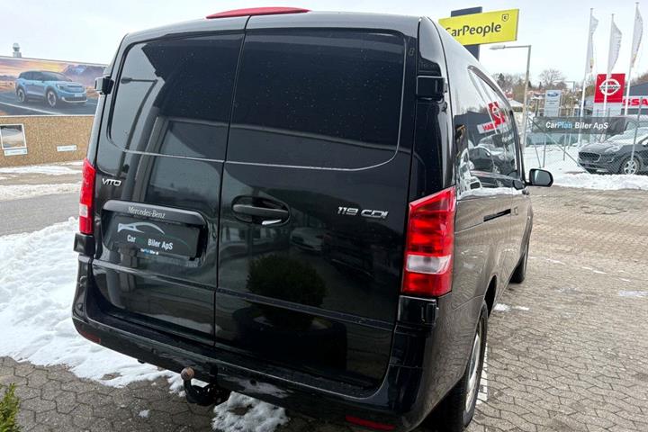 Hvid Mercedes Vito 119 fra 2020 set udefra