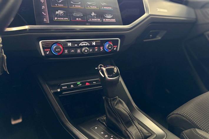 Grå Audi Q3 fra 2021