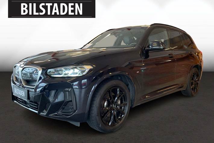 Blå BMW iX3 fra 2023 set udefra