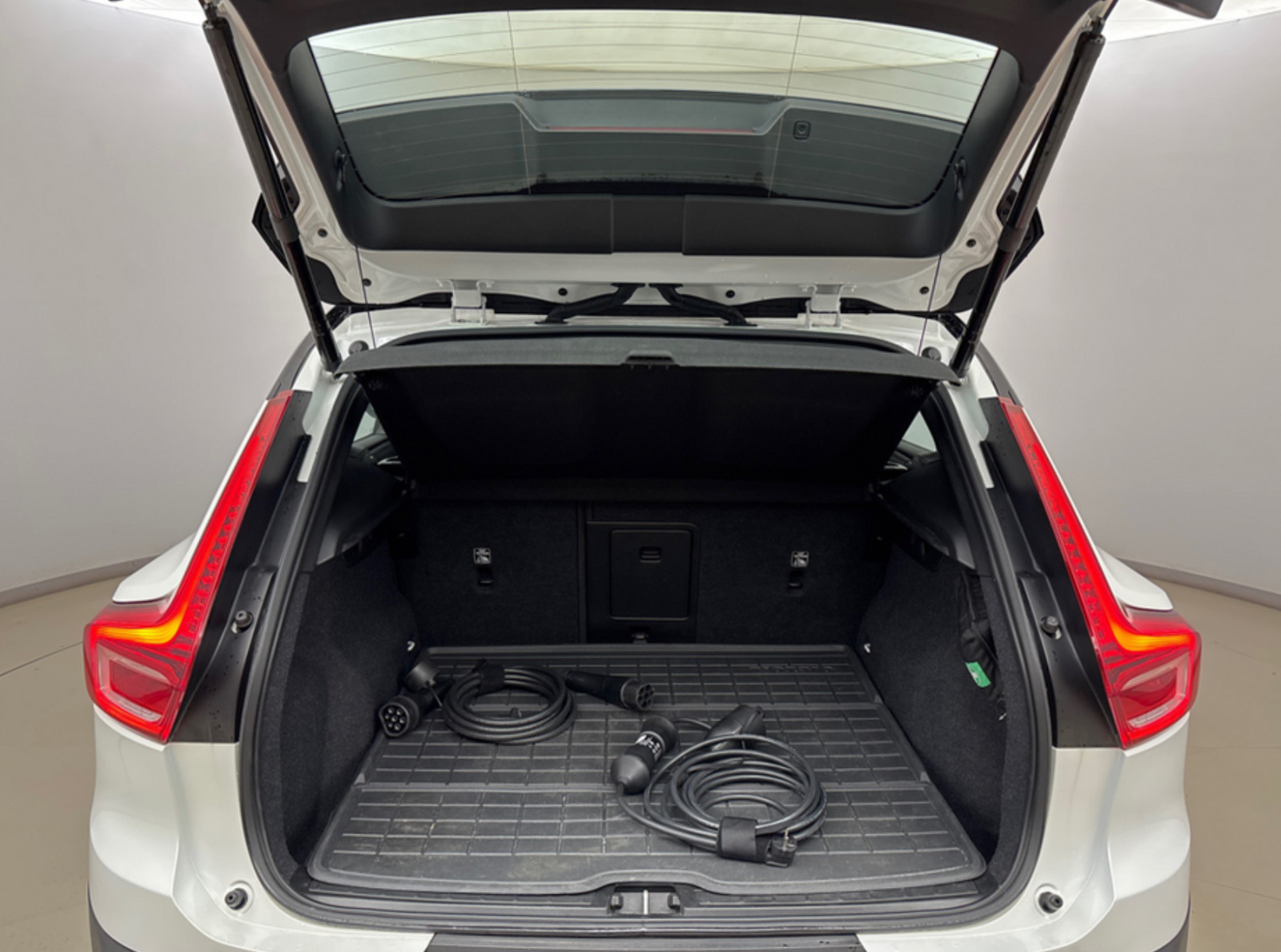 Hvid Volvo XC40 fra 2023