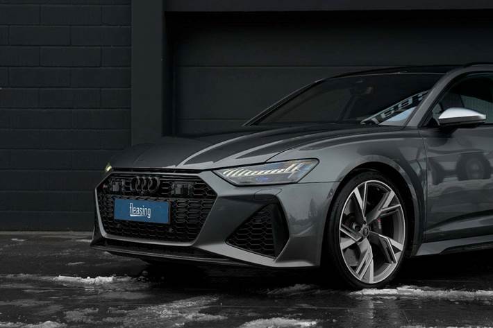 Grå Audi RS6 fra 2021