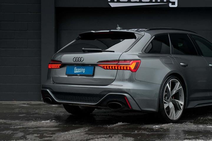 Grå Audi RS6 fra 2021
