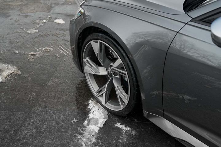 Grå Audi RS6 fra 2021 set udefra