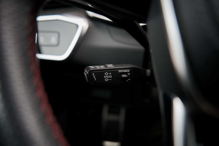 Grå Audi RS6 fra 2021 set indefra
