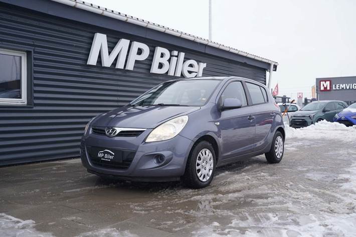 Blå Hyundai i20 fra 2009 set udefra