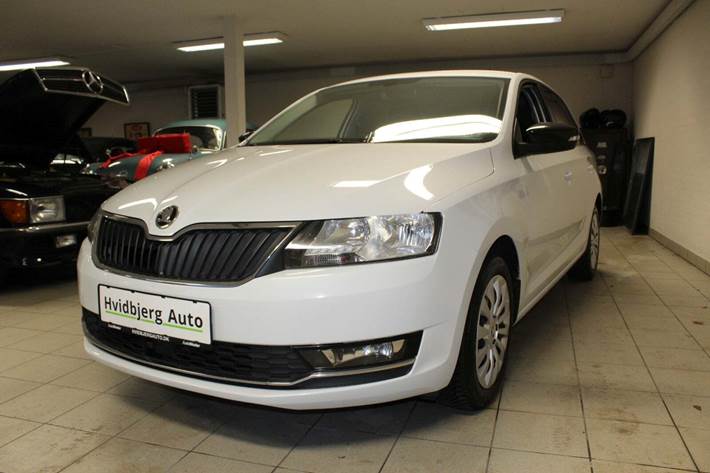 Hvid Skoda Rapid fra 2018 set udefra