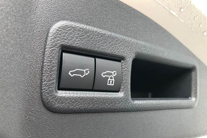 Sort Toyota BZ4X fra 2025