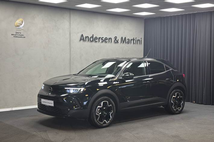 Sort Opel Mokka-e fra 2024 set udefra