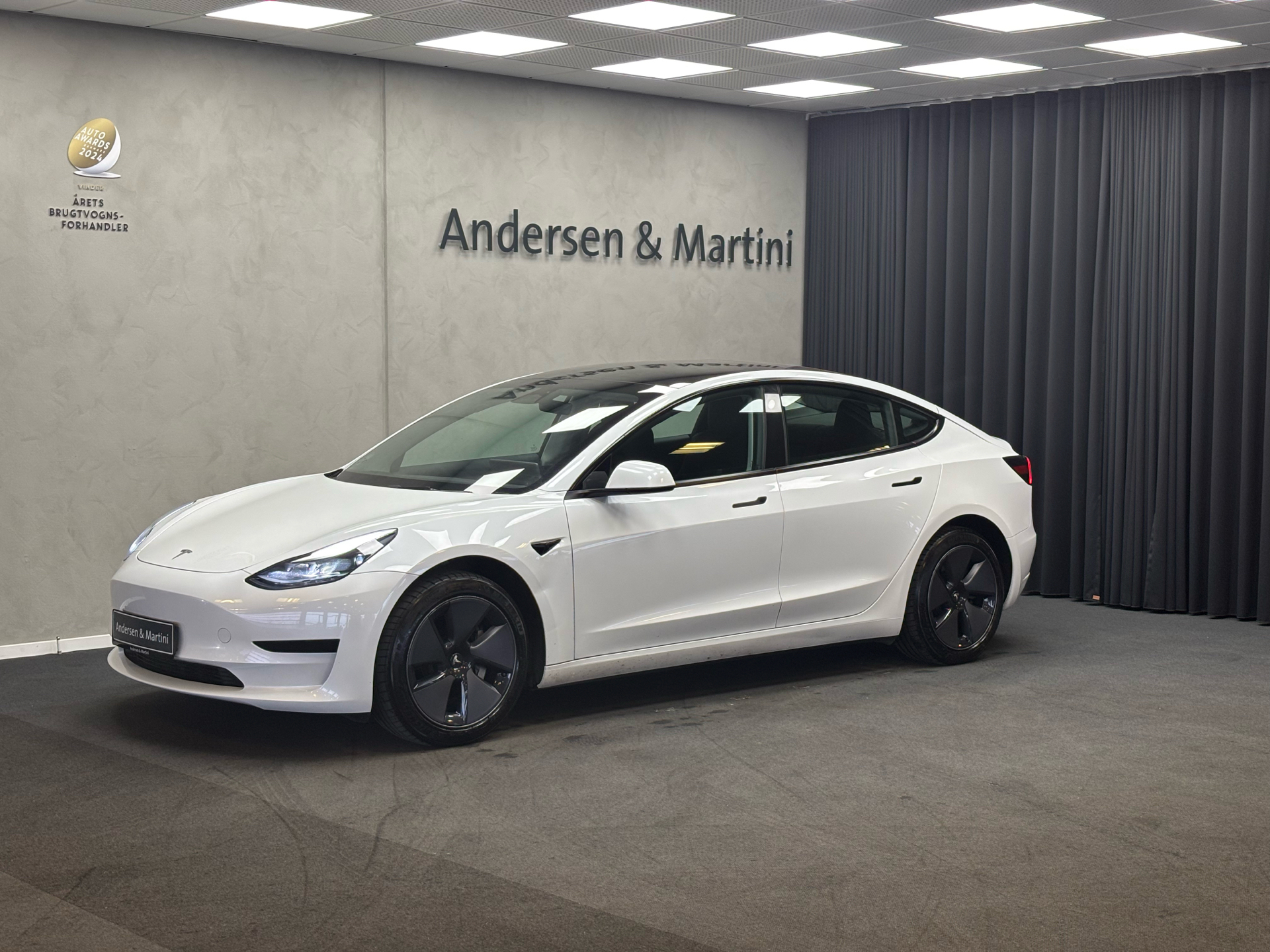 Hvid Tesla Model 3 fra 2022 set udefra