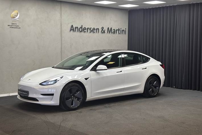 Hvid Tesla Model 3 fra 2022 set udefra