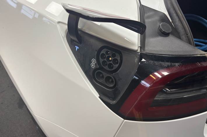 Hvid Tesla Model 3 fra 2022