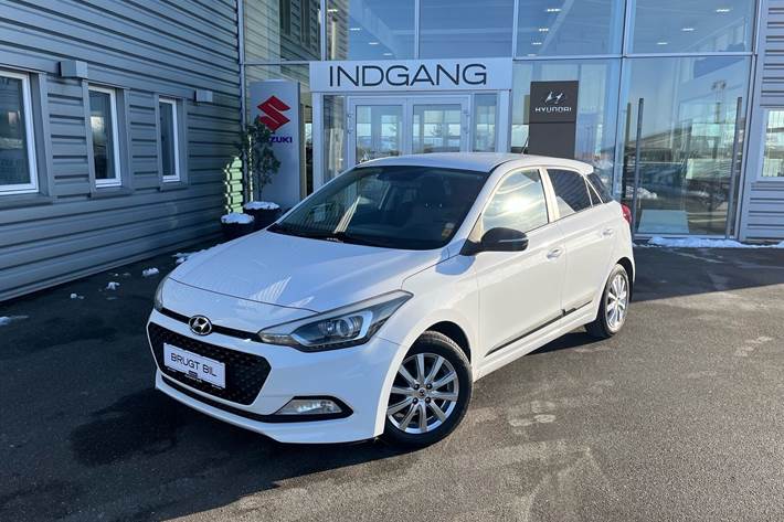 Hvid Hyundai i20 fra 2015 set udefra