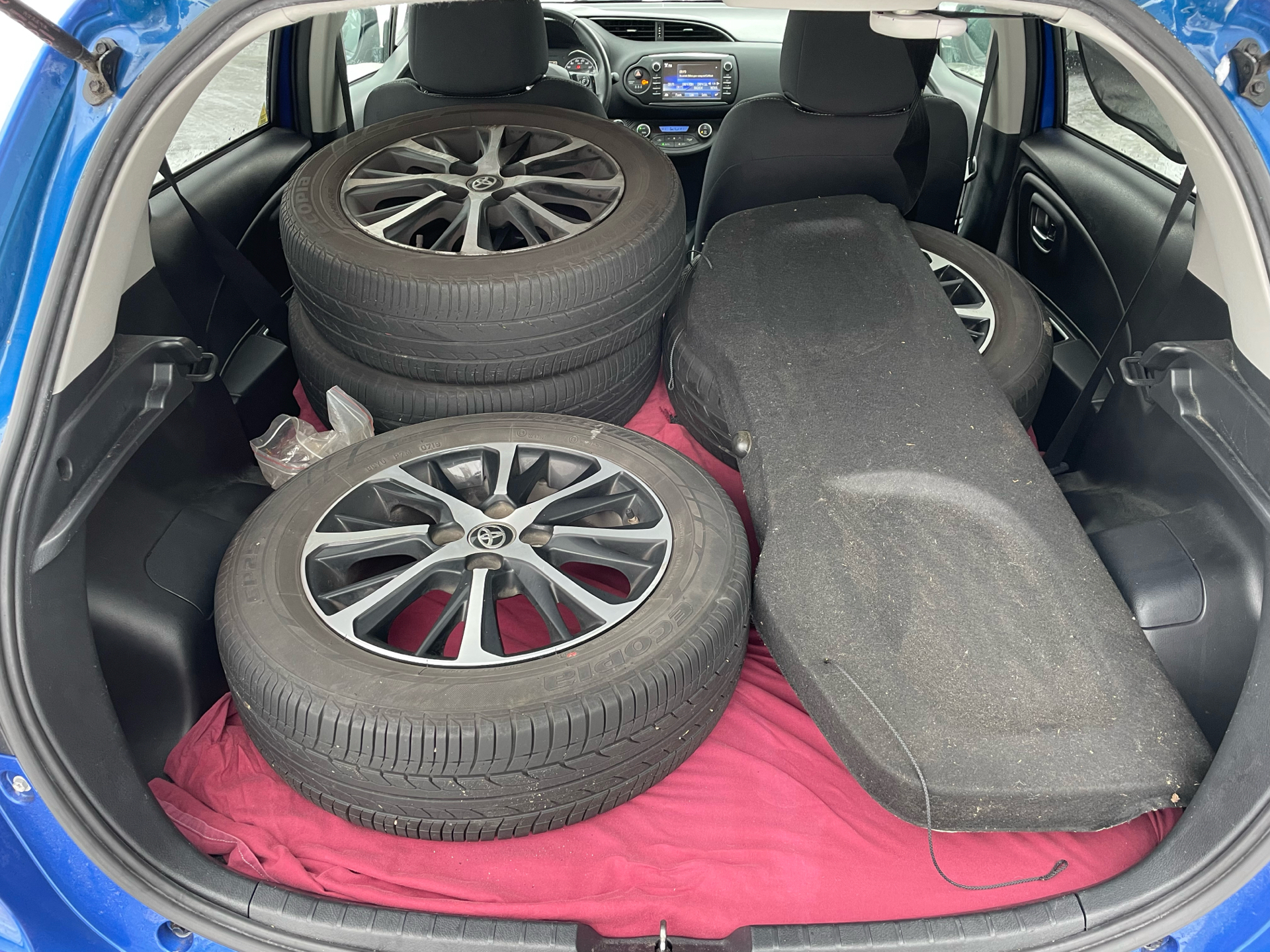 Blå Toyota Yaris fra 2019